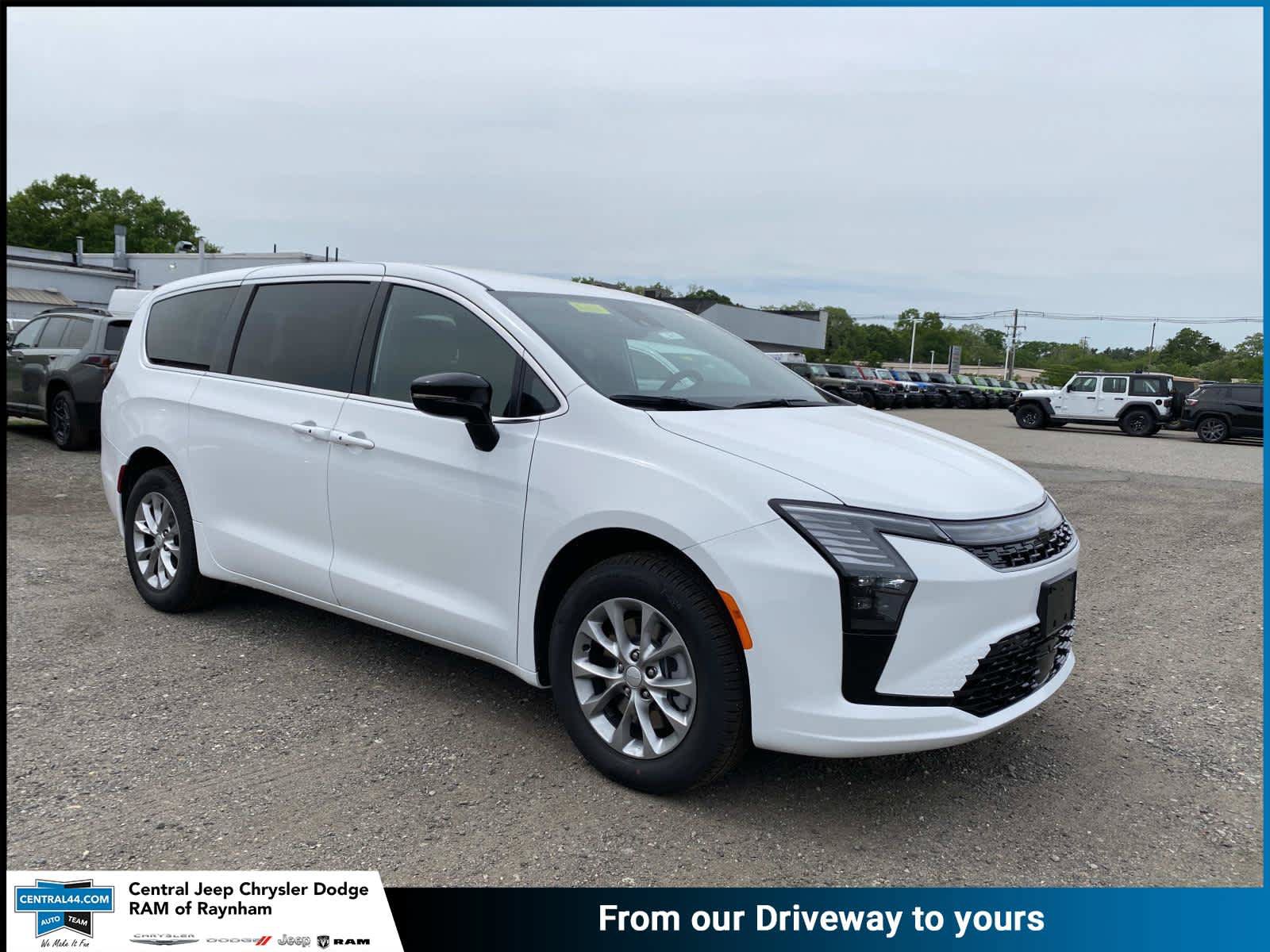 New 2027 Chrysler Pacifica Select AWD/4WD image 1