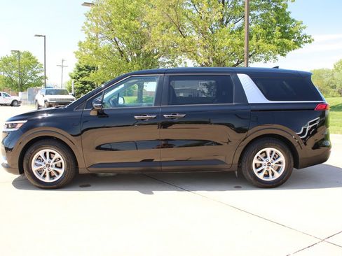 Used 2024 Kia Carnival LX FWD image 17