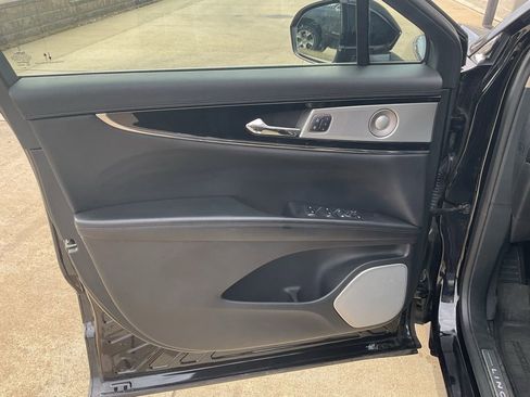 Used 2023 Lincoln Nautilus Reserve w/ Equipment Group 202A image 7