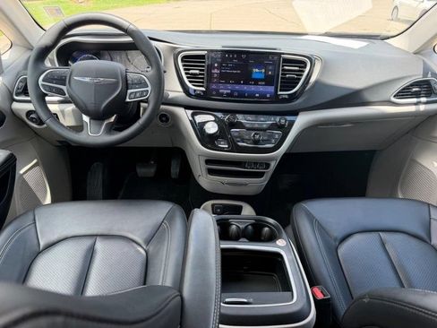 Used 2024 Chrysler Pacifica Touring-L FWD image 12