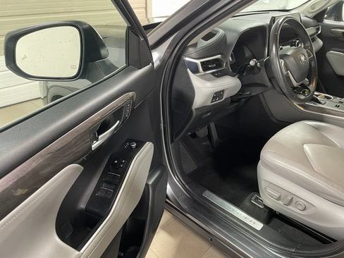 Used 2023 Toyota Highlander Limited AWD/4WD image 9