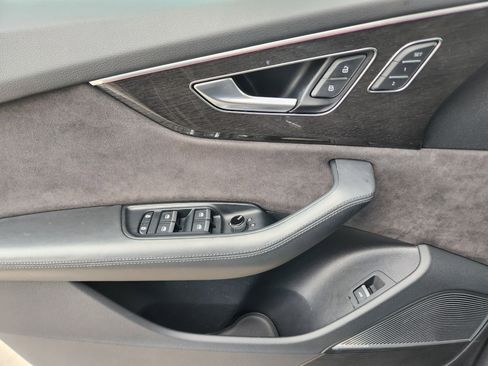 Used 2019 Audi Q8 Prestige w/ Luxury Package image 23