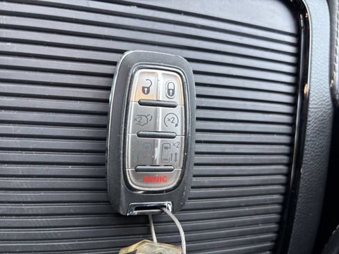 Used 2025 Chrysler Pacifica Limited FWD image 22