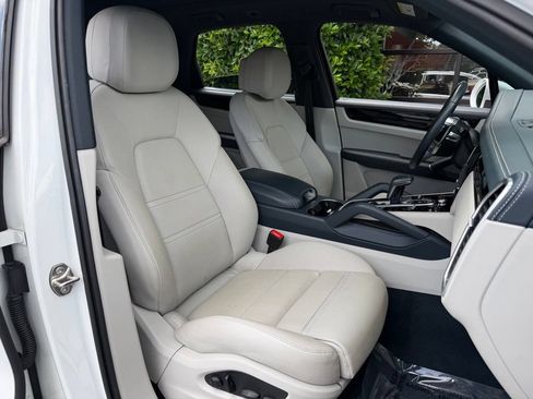 Used 2022 Porsche Cayenne AWD/4WD image 35