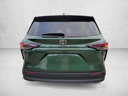 Used 2026 Toyota Sienna LE FWD image 6
