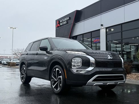 Used 2025 Mitsubishi Outlander SE image 1