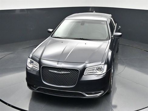 Used 2017 Chrysler 300 Limited w/ Value Package AWD/4WD image 19