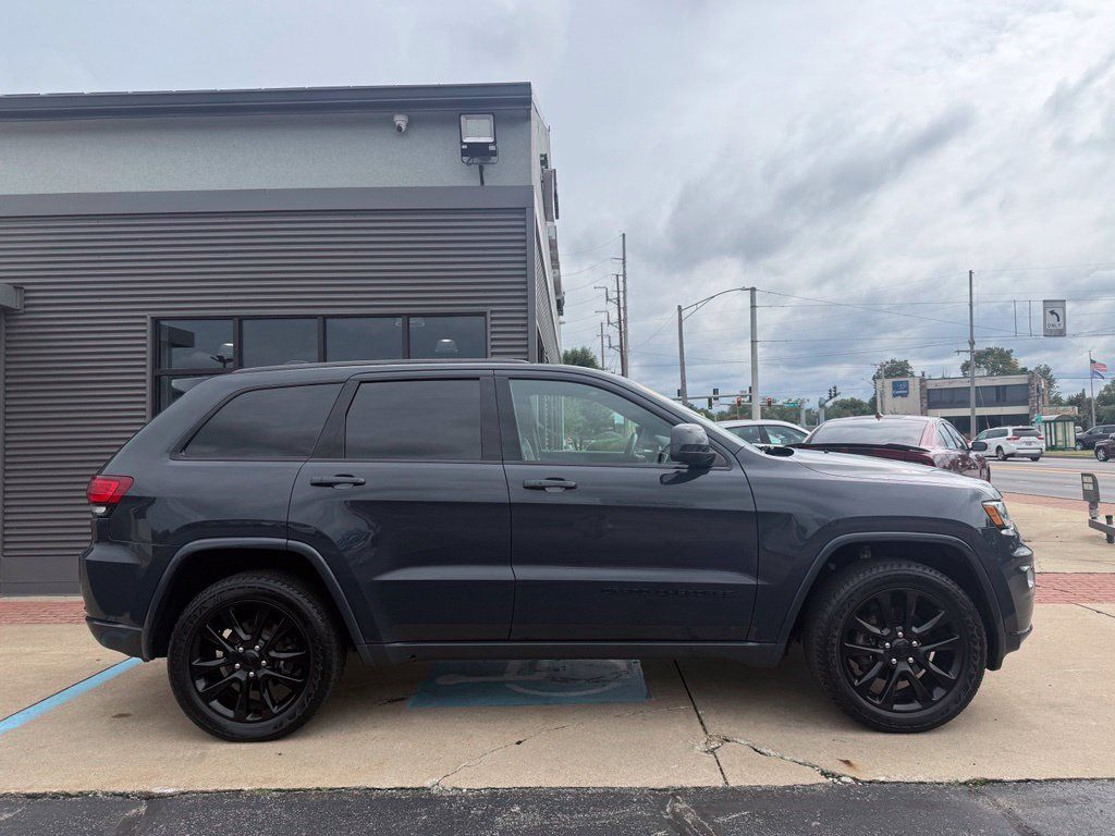Used 2018 Jeep Grand Cherokee Altitude AWD/4WD image 4