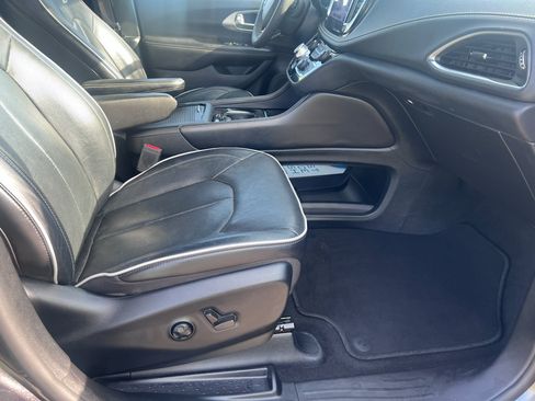 Used 2022 Chrysler Pacifica Limited w/ S Appearance Package FWD image 17