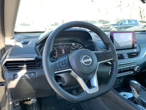 Used 2025 Nissan Altima 2.5 SV image 34