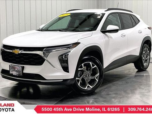 Used 2025 Chevrolet Trax LT w/ LT Convenience Package image 1