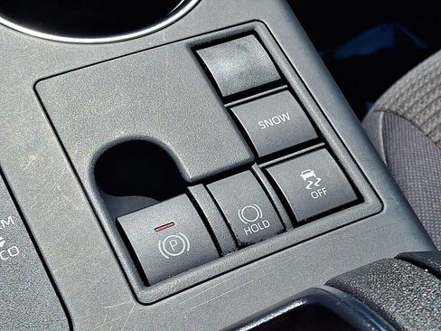 Certified 2025 Toyota Highlander LE FWD image 28