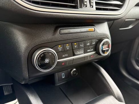 Used 2020 Ford Escape SE image 32