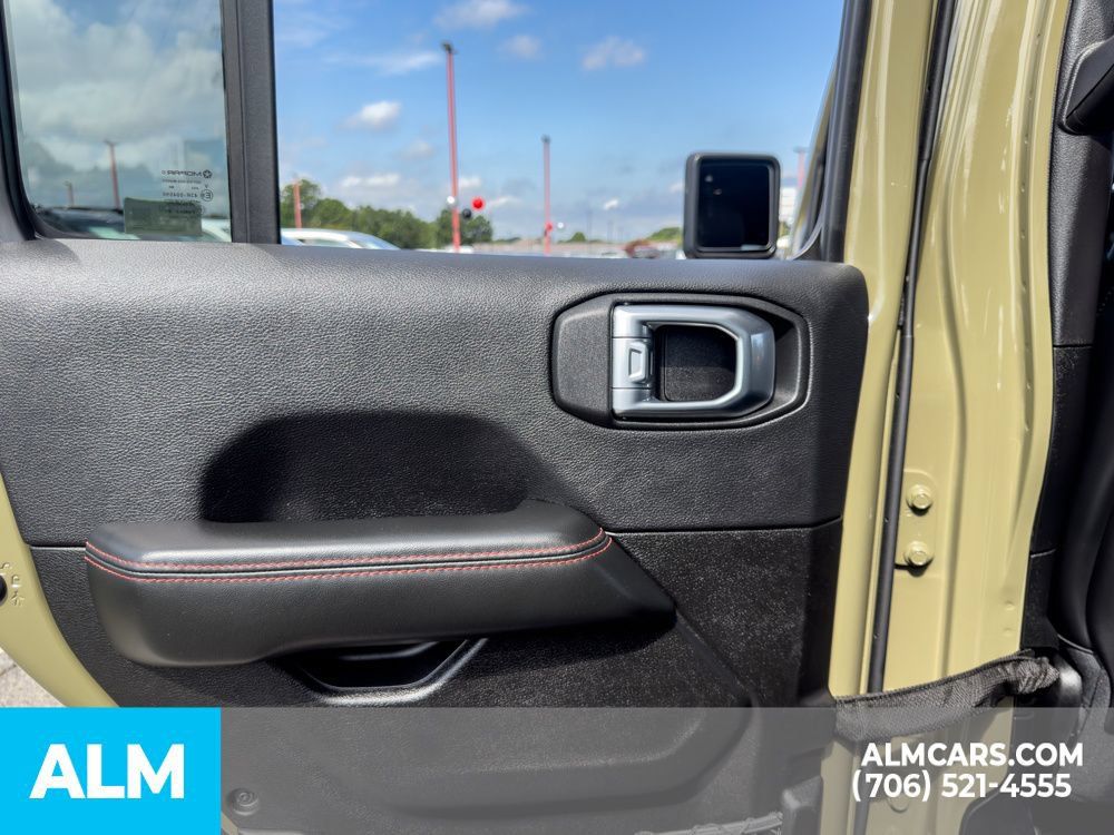 Used 2025 Jeep Gladiator Rubicon AWD/4WD image 17