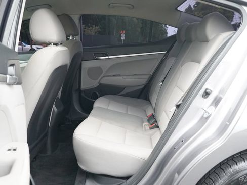 Used 2020 Hyundai Elantra SE FWD image 11