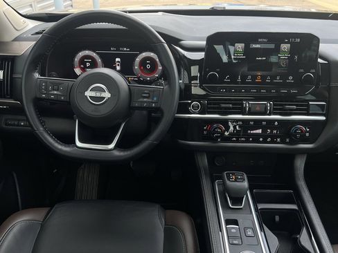 Used 2023 Nissan Pathfinder Platinum image 17