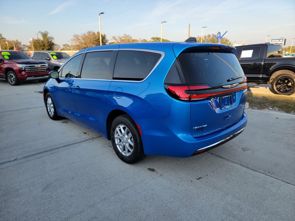New 2026 Chrysler Pacifica Select FWD image 3