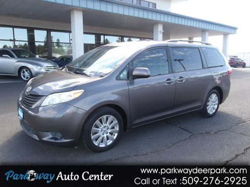 Used 2015 Toyota Sienna LE AWD/4WD image 1