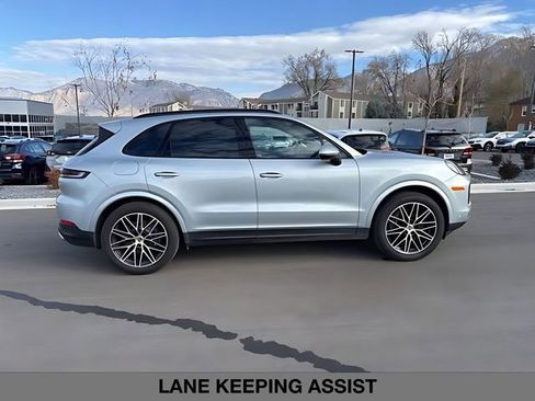 Used 2024 Porsche Cayenne w/ Premium Package AWD/4WD image 2