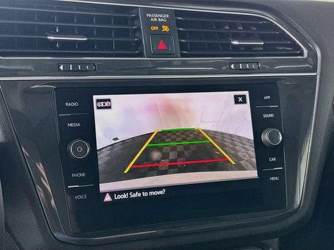 Certified 2022 Volkswagen Tiguan SE w/ Panoramic Sunroof Package AWD/4WD image 17