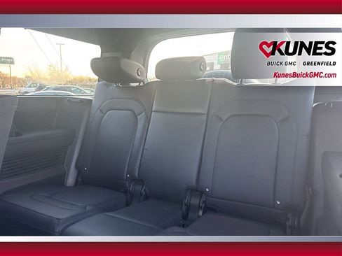 Used 2024 Land Rover Defender 130 X-Dynamic SE image 41