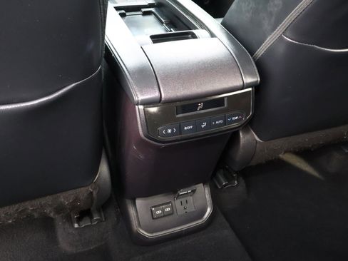 Used 2022 Toyota Highlander Limited image 14