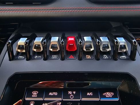 Used 2020 Lamborghini Huracan EVO image 24