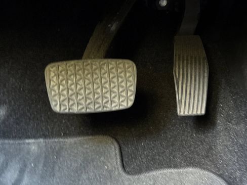 Used 2024 Chevrolet Equinox EV RS FWD image 40
