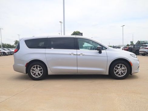 Used 2024 Chrysler Pacifica Touring-L FWD image 5