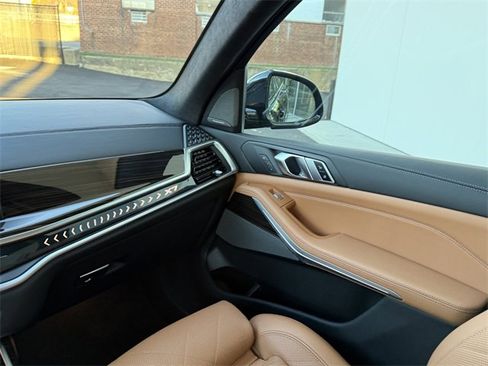 Certified 2023 BMW X7 xDrive40i w/ M Sport Package image 17