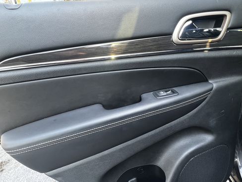 Used 2017 Jeep Grand Cherokee Overland image 30