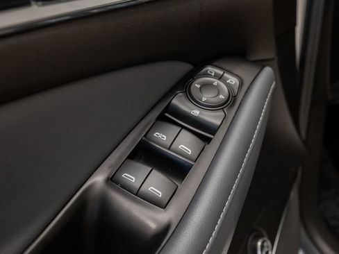Used 2023 Buick Enclave Essence w/ Experience Buick Package FWD image 9