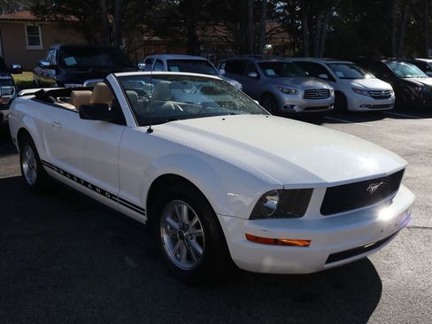 Used 2006 Ford Mustang Convertible image 3