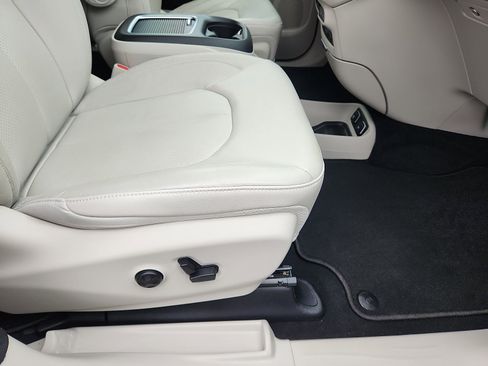 Used 2021 Chrysler Pacifica Touring-L w/ Uconnect Theater Family Group image 37