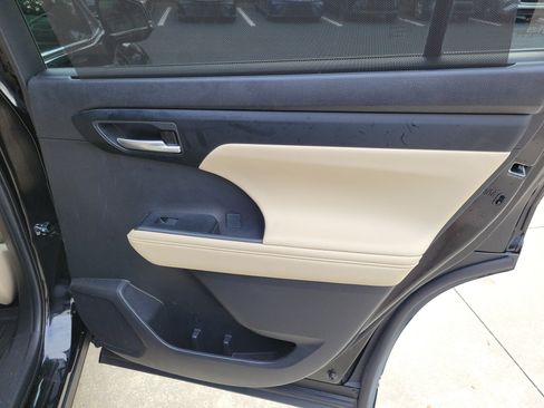 Used 2023 Toyota Highlander XLE FWD image 29