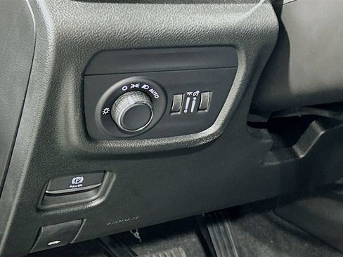Used 2025 Jeep Grand Cherokee Altitude RWD image 8