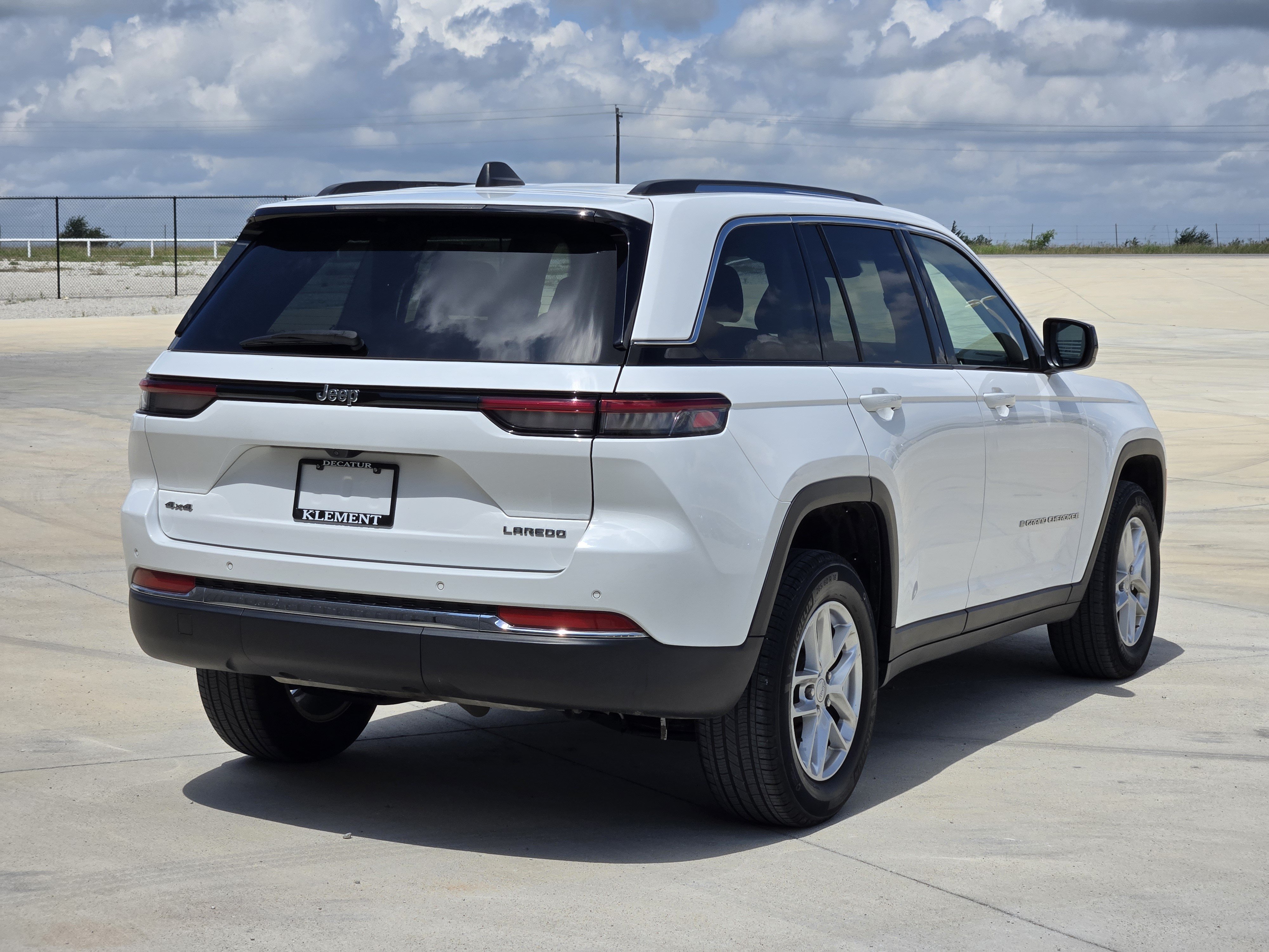 Used 2023 Jeep Grand Cherokee Laredo w/ Luxury Tech Group I AWD/4WD image 8