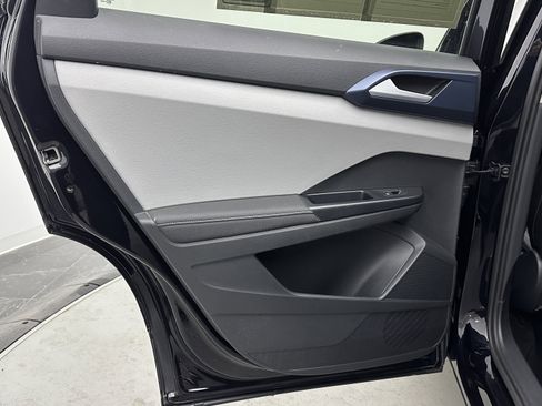 Used 2024 Volkswagen Taos SE image 25