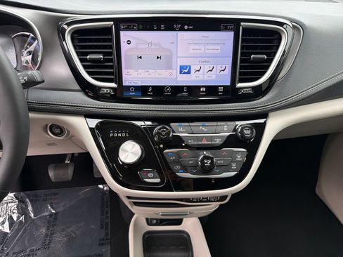 Used 2023 Chrysler Pacifica Touring-L FWD image 19