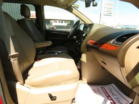 Used 2015 Chrysler Town & Country Touring-L w/ Driver Convenience Group image 21