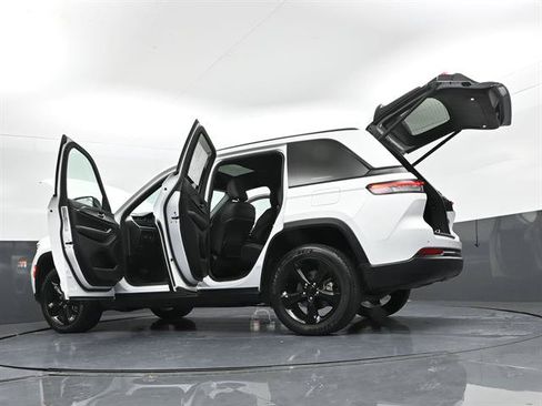 Used 2024 Jeep Grand Cherokee Altitude AWD/4WD image 47