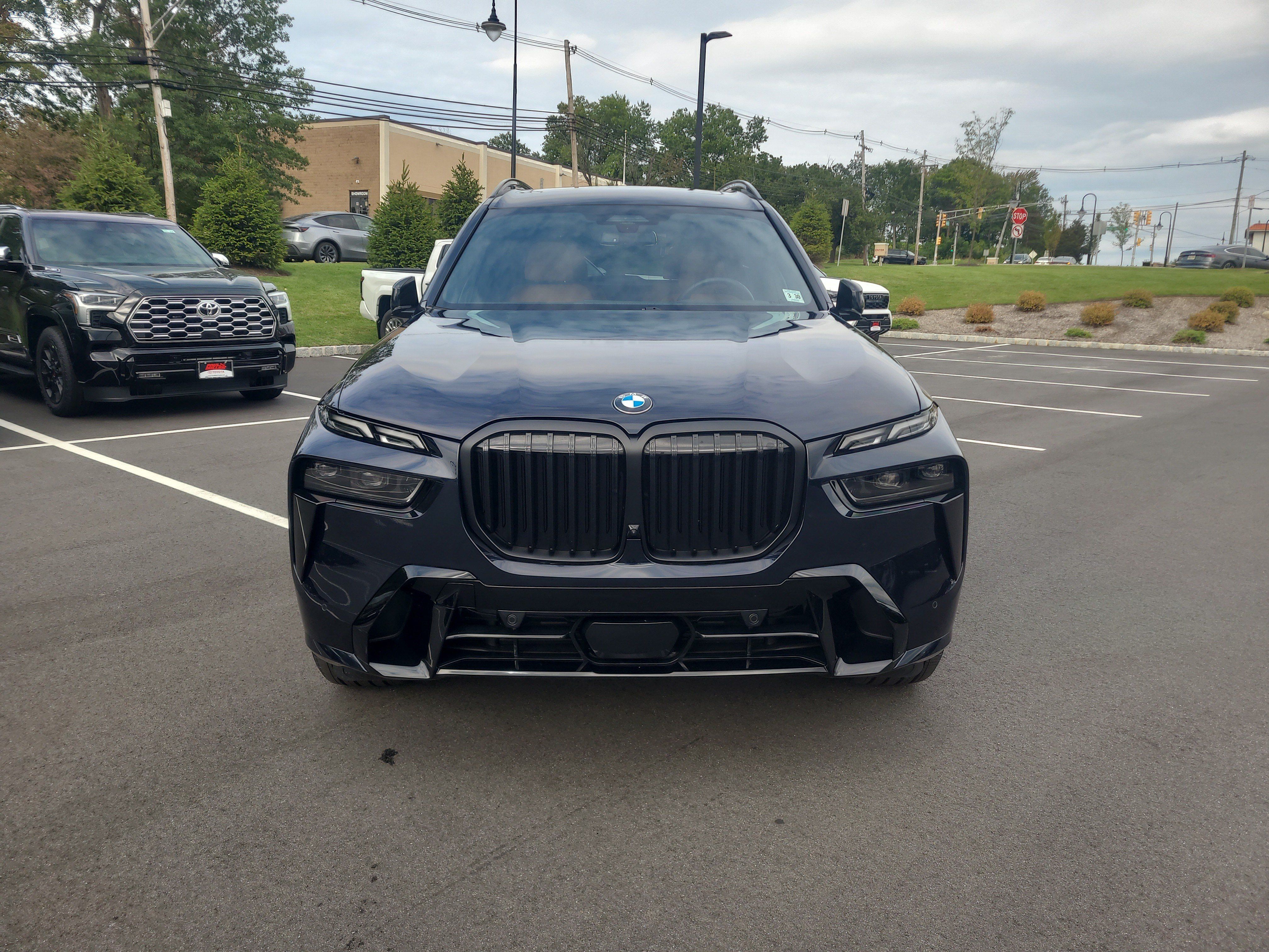 Used 2025 BMW X7 xDrive40i w/ M Sport Package AWD/4WD image 2