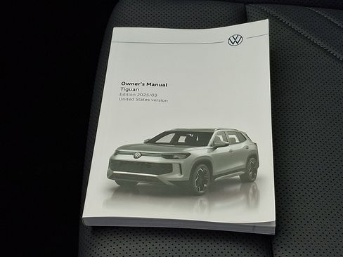 Used 2025 Volkswagen Tiguan SE image 25