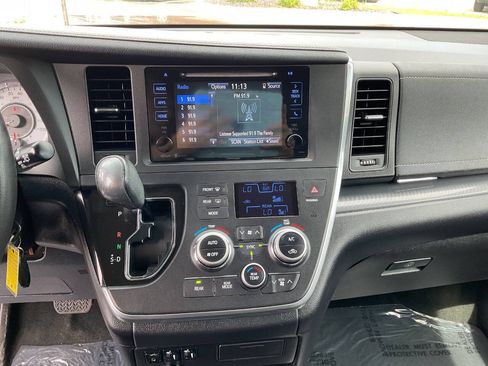Used 2015 Toyota Sienna SE FWD image 19
