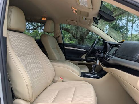 Used 2019 Toyota Highlander Plus AWD/4WD image 15
