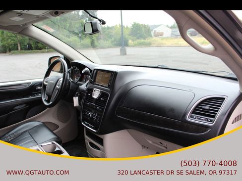 Used 2016 Chrysler Town & Country Touring image 21