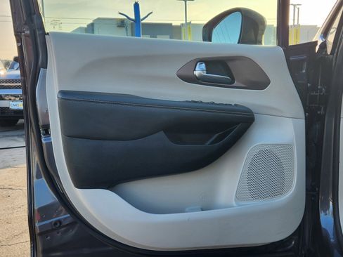 Used 2023 Chrysler Voyager LX image 34