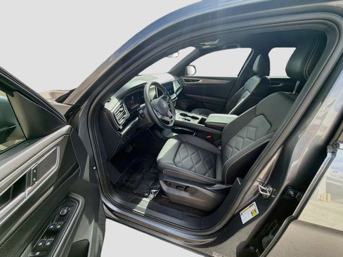Certified 2024 Volkswagen Atlas Cross Sport SE FWD image 18