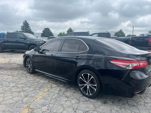 Used 2018 Toyota Camry SE w/ Moonroof Package FWD image 8