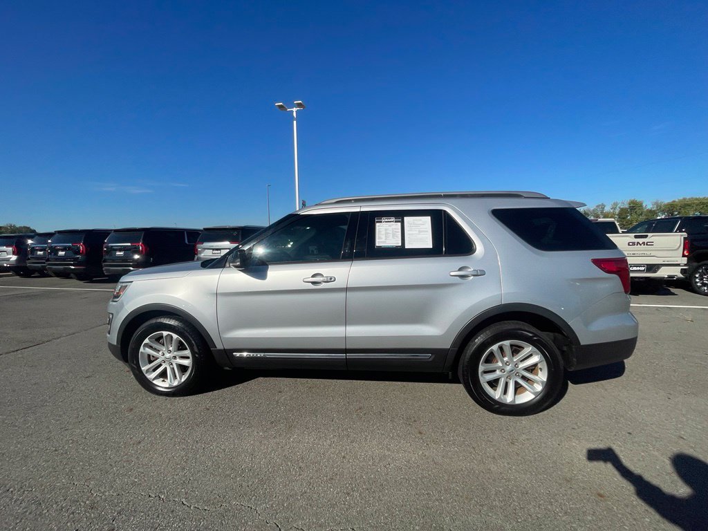 Used 2017 Ford Explorer XLT w/ Equipment Group 202A FWD image 10
